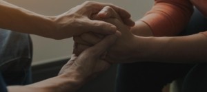 mani che si incontrano durante un processo di psicoterapia breve